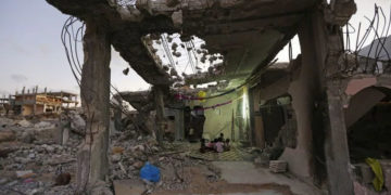 غزہ میں اسرائیلی بمباری، رہائشی عمارات تباہ، شہادتوں میں اضافے کا خدشہ