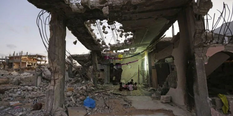 غزہ میں اسرائیلی بمباری، رہائشی عمارات تباہ، شہادتوں میں اضافے کا خدشہ