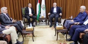 نیکولائی ملادینوف کی حماس سربراہ اسمٰعیل ھنیہ سے ملاقات