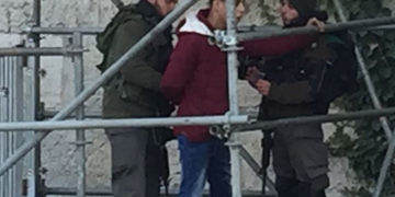 صیہونی پولیس کا فلسطینی نوجوان پرسرعام تشدد