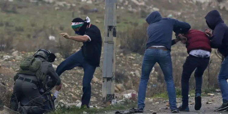 اسرائیلی فوج کی  فائرنگ سے تین فلسطینی زخمی، دو کو اغواء کرلیا