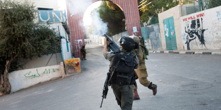 صیہونی فوج کے فلسطینی اسکولوں پرحملے جاری، درجنوں طلباء بےہوش