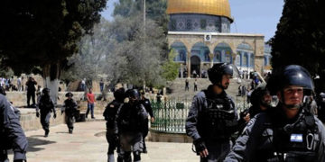صیہونی فوج کا مسجداقصیٰ پر دھاوا، محافظ قبلہ اول گرفتار