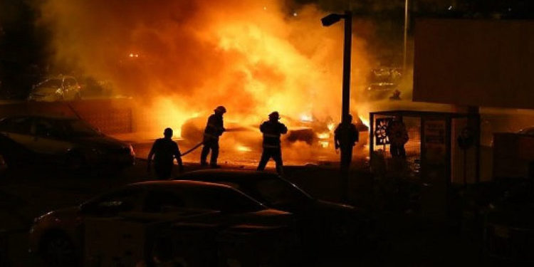 غزہ:فلسطینی جوانوں نےاسرائیلی فوجی چوکی کو آگ لگادی