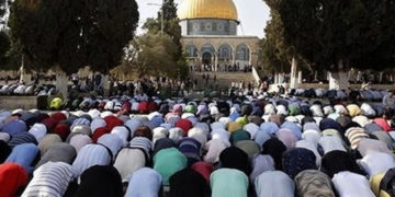 پابندی کے باوجود 50ہزار فلسطینیوں کی مسجد اقصیٰ میں نماز جمعہ کی ادائیگی