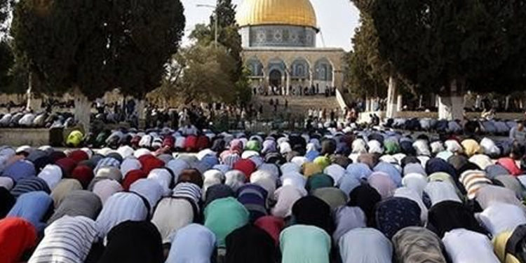پابندی کے باوجود 50ہزار فلسطینیوں کی مسجد اقصیٰ میں نماز جمعہ کی ادائیگی