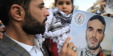 اسرائیلی جیل میں شہیدہونے والےسامی ابو دیاک کا جسدخاکی ورثہ کے حوالے