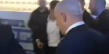 مزاحمت کاروں کےحملے، اسرائیلی وزیراعظم نے بھاگ کر جان بچائی