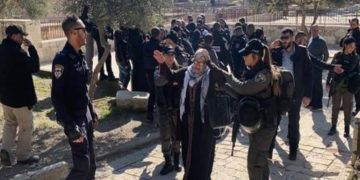 صیہونی پولیس کامسجد اقصیٰ پردھاوا، پانچ فلسطینی خواتین اغواء
