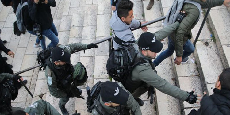 صیہونی فوج کا مسجداقصیٰ پرحملہ، تشدد کےبعد متعدد نمازیوں کوگرفتار کرلیا