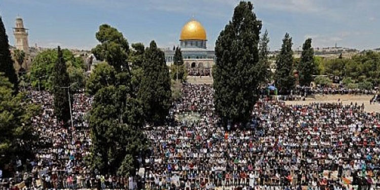 پابندی کے باوجود 30 ہزار فلسطینیوں کی مسجد اقصیٰ میں نماز جمعہ کی ادائیگی