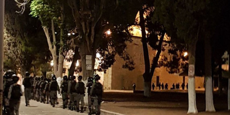 صیہونی فوج کامسجد اقصیٰ پرحملہ، 3 عبادت گزازخمی، متعدد گرفتار