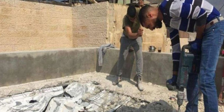 صیہونی ریاست کے مظالم،فلسطینی شہری اپناگھر مسمار کرنے پرمجبور