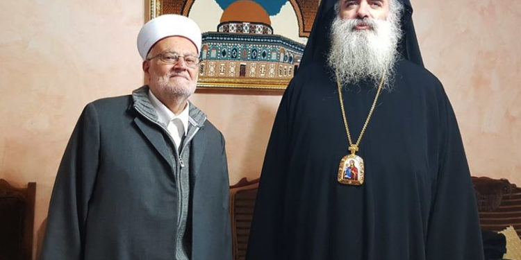 مسیحی پادری عطااللہ حنا کی امام مسجد اقصیٰ الشیخ عکرمہ صبری سے ملاقات