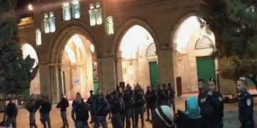 صیہونی فوج کانماز فجرکےد وران مسجد اقصیٰ پرحملہ، نمازیوپرتشدد