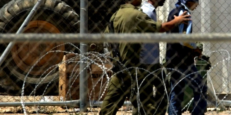 صیہونی زندان میں زندگی کے 28 سال گزارنے والے دو سگے فلسطینی بھائی