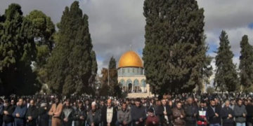 مسجد اقصیٰ : صیہونی فوج کی پابندیاں جوتے کی نوک پر ، 50ہزار فلسطینیوں نے نماز جمعہ ادا کی