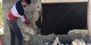 صیہونی ریاست کا ظلم ، فلسطینی اپنا ہی گھر خود مسمار کرنے پر مجبور