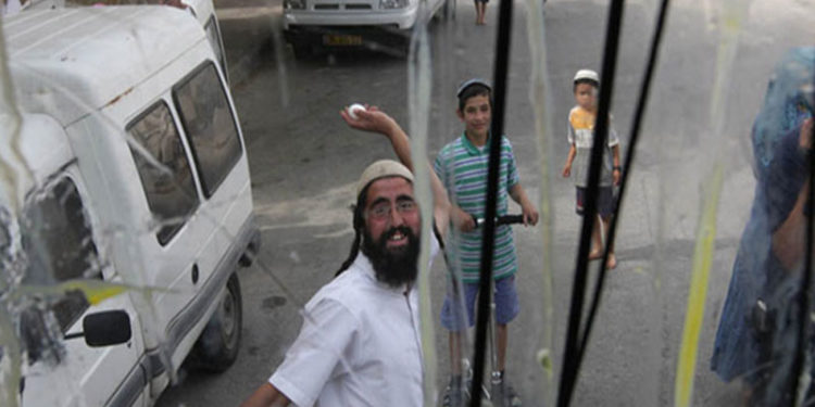 صیہونی آباکاروں کے فلسطینی بستیوں پر حملے، متعدد گھروں اورگاڑیوں کو نقصان پہنچا