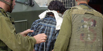 چاقو رکھنے کا دعویٰ : صیہونی فوج نے فلسطینی نوجوان کو گرفتار کرلیا