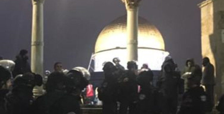 قابض صیہونی فوج کا مسجد اقصیٰ پردھاوا،نمازیوں پر بدترین تشدد