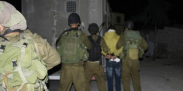 صیہونی فوج کا فلسطینیوں پرسرعام وحشیانہ تشدد، چار گرفتار