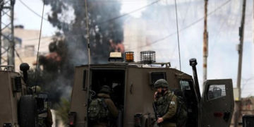 صیہونی فوج کی فلسطینی آبادی پر آنسو گیس کی شیلنگ