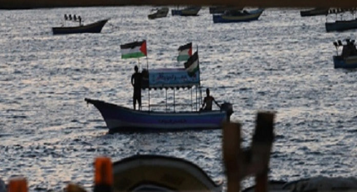 صیہونی فوج کی فلسطینی ماہی گیروں پر فائرنگ، کشتیاں تباہ