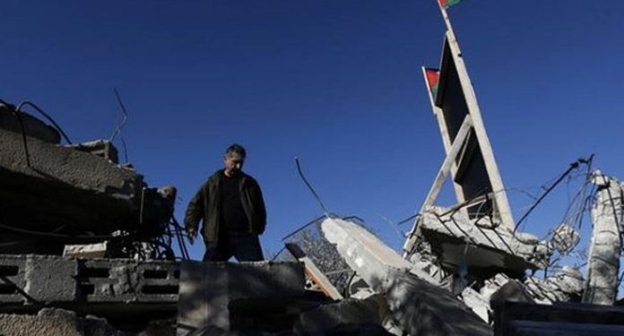 صیہونی فوج کے مظالم، فلسطینی شہری اپناگودام مسمار کرنے پرمجبور