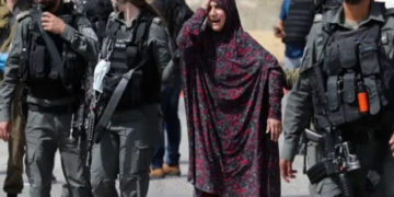 صیہونی پولیس نے شہید فلسطینی کی ماں کو بیٹے کی خود آلودلاش دیکھنے پر مجبور کردیا