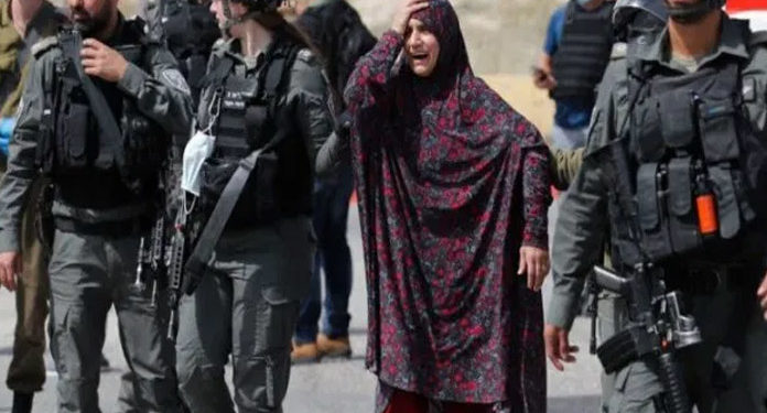 صیہونی پولیس نے شہید فلسطینی کی ماں کو بیٹے کی خود آلودلاش دیکھنے پر مجبور کردیا