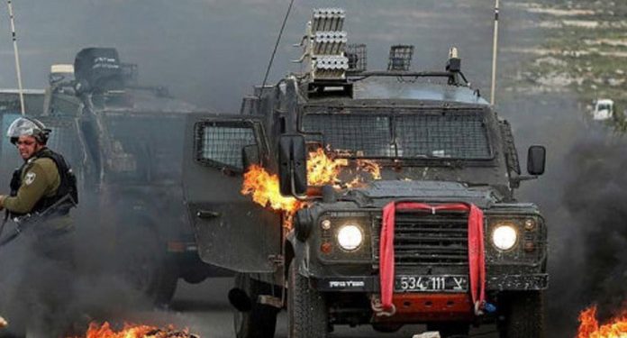 فلسطینی نوجوانوں نے صیہونی فوجی جیب کو آگ لگادی