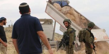 صیہونی آبادکاروں نے الخلیل میں فلسطینیوں کی زرعی زمین ہموار کردی