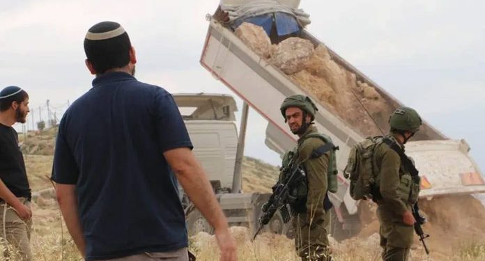 صیہونی آبادکاروں نے الخلیل میں فلسطینیوں کی زرعی زمین ہموار کردی