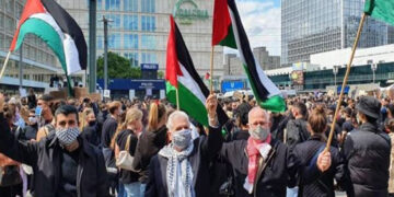 برلن: سیکڑوں فلسطینیوں کا غرب اردن پر اسرائیلی قبضے کے خلاف مظاہرہ