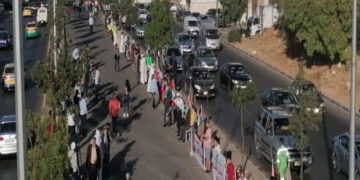 عمان کےشہریوں نےصہیونی طاقتوں کے خلاف انسانی ہاتھوں کی زنجیر بنالی