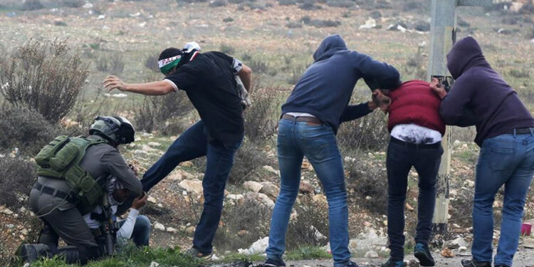 سادہ لباس صہیونی فوجیوں کے ہاتھوں فلسطینی نوجوان اغوا