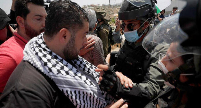 صیہونی پولیس کا شہید فلسطینی کے گھر پر حملہ، جھڑپیں، دو فلسطینی گرفتار