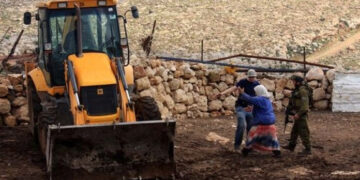 صہیونی فوج نے فلسطینی کان کنوں کو قید کرنے انکا سامان لوٹ لیا