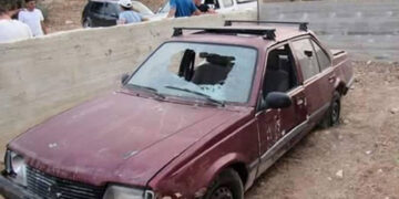 شرپسندصہیونی آبادکاروں کے حملے میں فلسطینی زخمی، گاڑی کے شیشے توڑڈالے