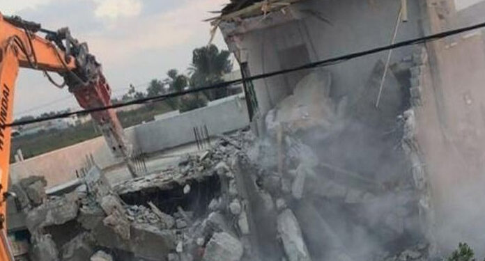 صیہونی فوج نے فلسطینی  شہری کی چھ دوکانیں مسمار کردیں