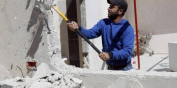 صیہونی فو ج کا فلسطینی کو اپنا گھر خود مسمار کرنے کاظالمانہ حکم