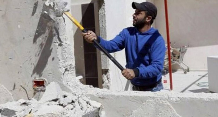 صیہونی فو ج کا فلسطینی کو اپنا گھر خود مسمار کرنے کاظالمانہ حکم