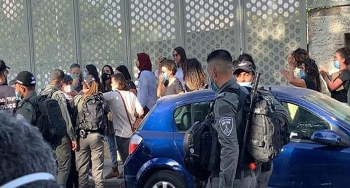 صہیونی پولیس کا تعزیتی دھرنے پر حملہ، تین فلسطینی خواتین گرفتار
