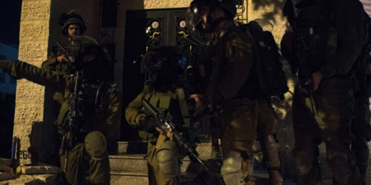 رات گئے صہیونی فوج کے چھاپے، سگے بھائیوں سمیت 8 فلسطینی اغوا