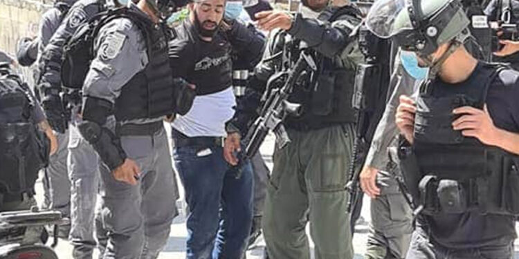 صیہونی پولیس کا فلسطینی نوجوان پر سرعام تشدد، گرفتارکرلیا