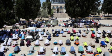 ہزاروں فلسطینیوں کی مسجد اقصیٰ میں نماز عید ادا کی ادائیگی