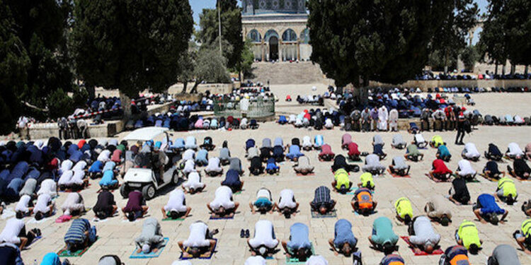 ہزاروں فلسطینیوں کی مسجد اقصیٰ میں نماز عید ادا کی ادائیگی