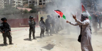 صہیونی فوج کا فلسطینی مظاہرین پر حملہ، درجنوں بےہوش