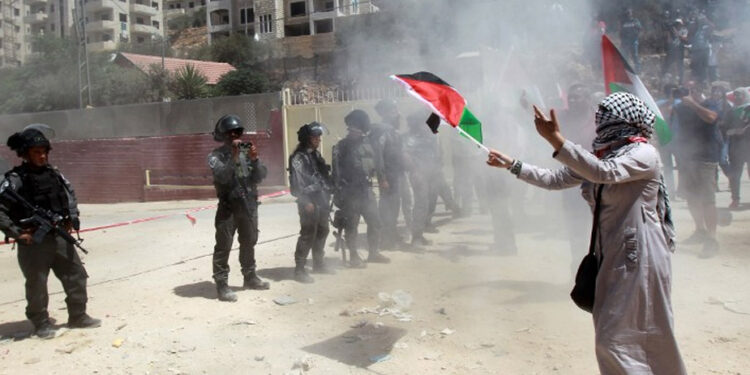 صہیونی فوج کا فلسطینی مظاہرین پر حملہ، درجنوں بےہوش